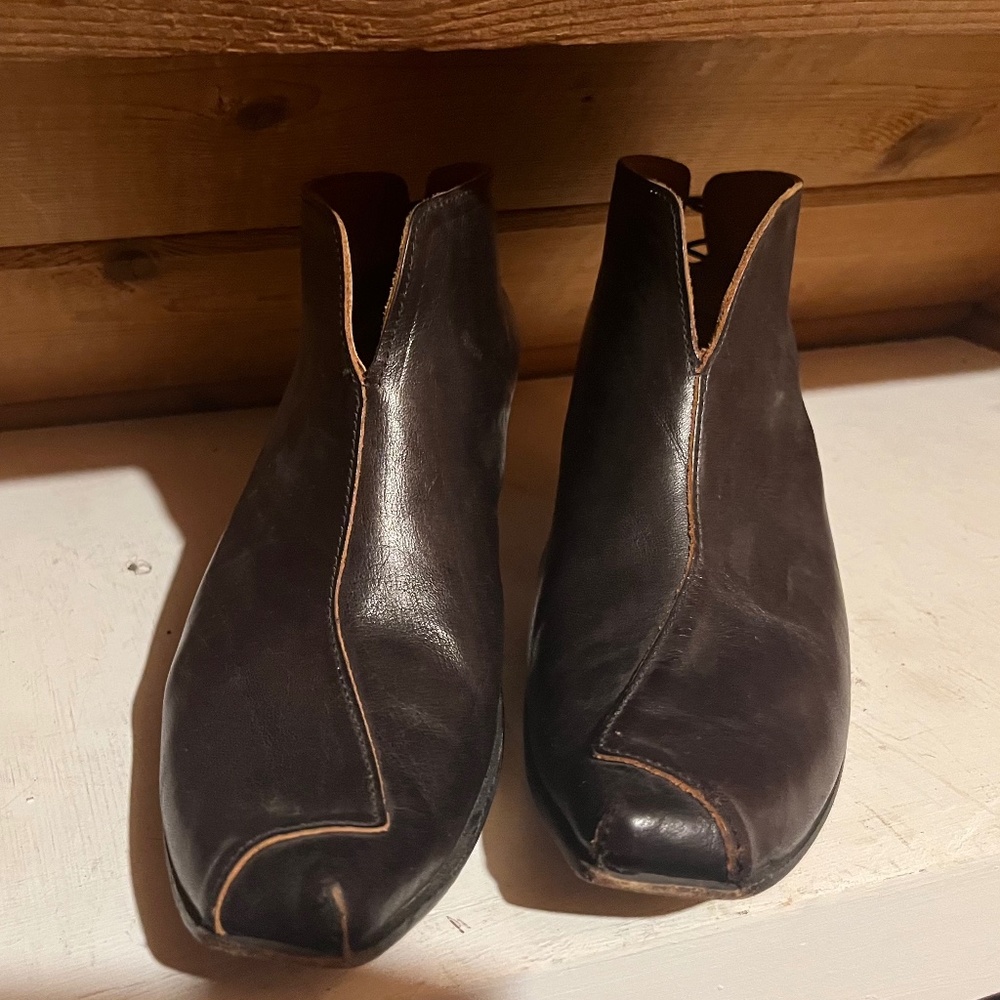 Cydwoq handmade all leather kitten boots